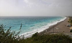 Antalya'da kuvvetli rüzgar ve fırtına etkili oluyor