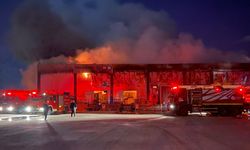 Antalya'da soğuk hava deposunda çıkan yangına müdahale ediliyor