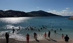 Antalya'da yerleşik yabancılar kostümleriyle denize girdi