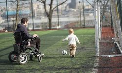 Azerbaycanlı engelli baba, oğluna gözü gibi bakıyor