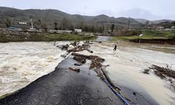 Düzce'de sağanakla su seviyesi yükselen çay köy yolunu ulaşıma kapadı