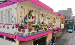 Evlerinin dış cephesini dekoratif ürünlerle donatan aile geri dönüşüme dikkati çekiyor