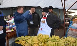 Gülnar'da pazar esnafına yaka kartı ve önlük dağıtıldı
