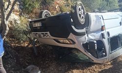 Hatay'da ağaçlık alana devrilen öğrenci servisindeki 5 kişi yaralandı