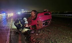 Hatay'da devrilen otomobildeki 2 kişi yaralandı