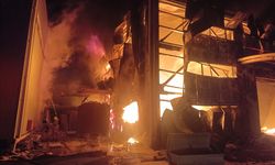 Hatay'da sünger deposunda çıkan yangın söndürüldü