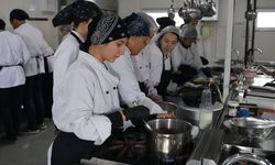 Aşçılık Öğrencileri Taşımalı Öğrenciler İçin Yemek Çıkartıyor