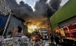 Mersin'de geri dönüşüm fabrikasının deposundaki yangına müdahale ediliyor