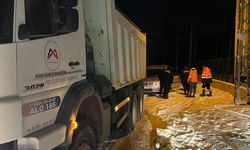 Mersin'de kara saplanan araçta mahsur kalan aile belediye ekiplerince kurtarıldı
