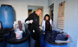 Mersin'de ruhsatsız üretim yapılan şalgam imalathanesi mühürlendi