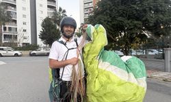 Mersin'de uçuş yapan paraşütçü orman işçilerinin çay daveti üzerine kırsal alana iniş yaptı