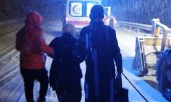 Mersin'de yolu kapanan mahalledeki hasta ekiplerin çalışmasıyla hastaneye ulaştırıldı