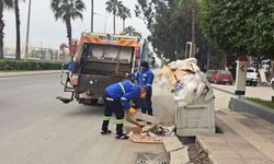 Mersin'in Akdeniz ilçesindeki mahallelerde temizlik çalışmaları sürüyor