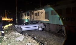 Osmaniye'de yük treninin çarptığı otomobildeki 4 kişi yaralandı