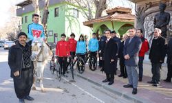 Pozantı'da bisiklet sporcuları, teslim aldıkları Türk bayrağıyla yola çıktı