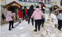 Saimbeyli Belediyesinden Kozan ilçesindeki öğrencilere kar sürprizi