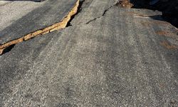 Silifke ilçesinde iki mahalleyi bağlayan yol heyelan nedeniyle ulaşıma kapatıldı
