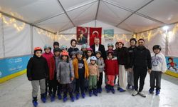 Silifke ilçesinde öğrenciler için buz pateni pisti kuruldu