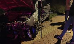 Direğe çarptı, hurdaya dönen araçtan yaralanmadan çıktı