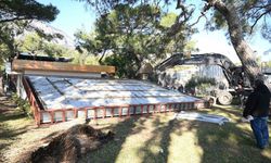 Kemer'de kaçak yapıların yıkımı sürüyor