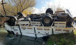 Osmaniye'de turp yüklü kamyon dereye devrildi