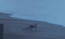 Sahilde şınav çekti, 2 metrelik dalgaları görünce koşarak kaçtı