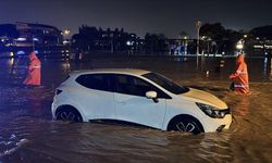 Antalya'da etkili olan fırtına ve hortum bazı ev, sera ve araçlara zarar verdi