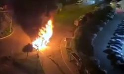 Avcılar'da park halindeki İETT yandı