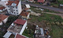 Bandırma’da fırtına, müstakil evin çatısını 60 metre uçurdu