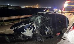 Bariyerlere saplanan otomobil hurdaya döndü