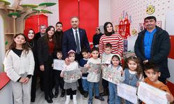 Başkan Toptaş’a Karne Programında Miniklerden Doğum Günü Sürprizi