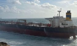 Bozcaada'da boş ham petrol tankeri fırtına nedeniyle karaya oturdu