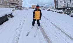 Bursa’da işe kayakla gitti