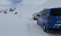 Çığ kara yolunu kapattı, araç içindekiler son anda kurtuldu