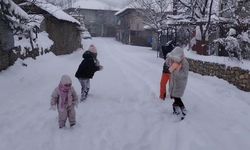 Çocuklar tipiye aldırmadı, kar topu oynadı