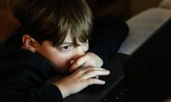 Erken yaşta kontrolsüz ekran kullanımı dil ve sosyal gelişimi olumsuz etkileyebilir