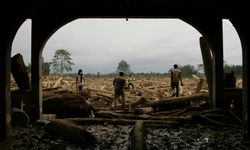 Endonezya'da meydana gelen toprak kaymasında 8 kişi öldü, 82 kişi kayboldu