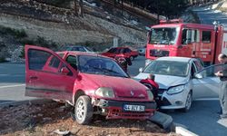 İki Otomobil Çarpıştı: 2 Kişi Yaralandı