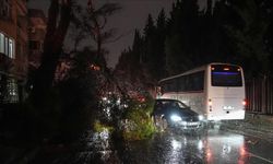 İzmir'de kuvvetli fırtına ve sağanak hayatı olumsuz etkiledi