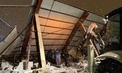 Kar Nedeniyle Çatısı Çöken Besi Ahırında 18 Büyükbaş Telef Oldu