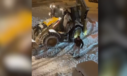 Kar Nedeniyle Yollar Kapanınca Misafirliğe İş Makinesiyle Gitti