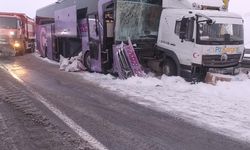 Kars'ta yolcu otobüsü kamyona çarptı: 9 yaralı