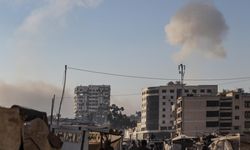 Katil İsrail Gazze’de işgal ettiği bölgeleri hava saldırıları ve topçu atışlarıyla hedef aldı