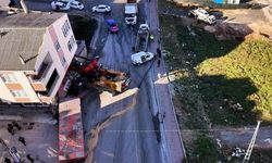 Başakşehir'de tırın çarptığı bina boşaltıldı