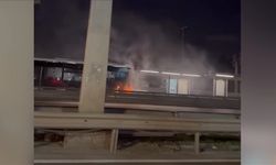 Küçükçekmece'de metrobüsün motorunda çıkan yangın söndürüldü