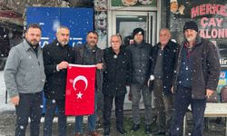 MHP, Afşin’de Esnafa Türk Bayrağı Dağıttı