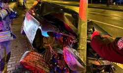 Otomobil Aydınlatma Direğine Ok Gibi Saplandı