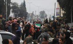 Soğuk ve yağmura rağmen Suriyeliler eve dönüş sevinci yaşıyor