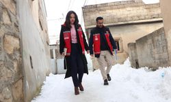 "Kırmızı yelekliler" sosyal destek için karlı yolları aşıyor