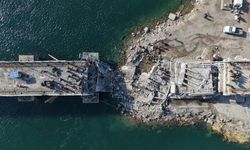 Suriye hükümeti, terör örgütü YPG'nin Rakka'da patlattığı köprüleri tadilata başladı